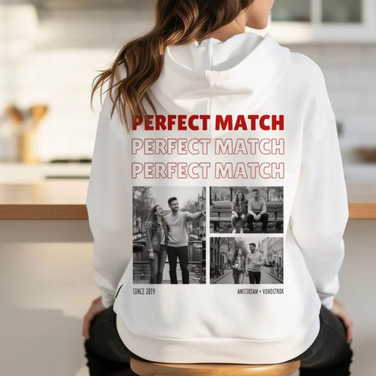 T-shirt avec Photos Noir et Blanc et Texte Répétitif - 