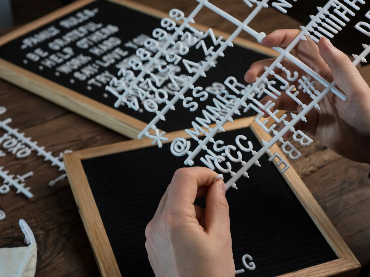 Filz Buchstabentafel (Holzrahmen)