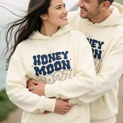 Groovy Bubbel Letters Retro T-shirt met Eigen Tekst - Huwelijksreis in matching hoodies