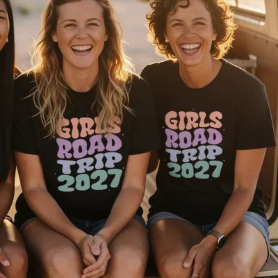 Groovy Bubbel Letters Retro T-shirt met Eigen Tekst - Roadtrip met de vriendinnen