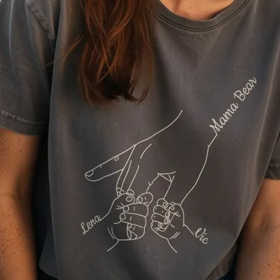 Mama Hand in Hand & Papa Vuistje Shirt met Kindernamen - Mama Bear met haar twee kleintjes
