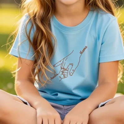 Mama Hand in Hand & Papa Vuistje Shirt met Kindernamen - Mama's hand op het shirt van haar dochter