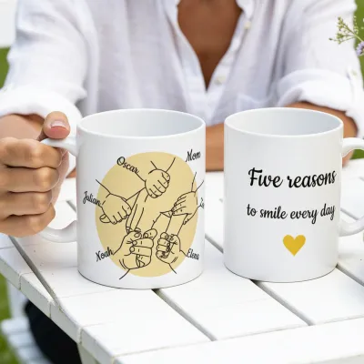 Mok met Namen en Kinderhandjes - Mom aan de tuintafel met haar vijf kinderen