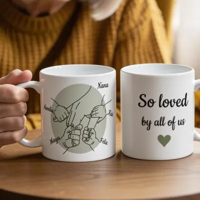 Mok met Namen en Kinderhandjes - Nana in haar leunstoel met al haar kleinkinderen