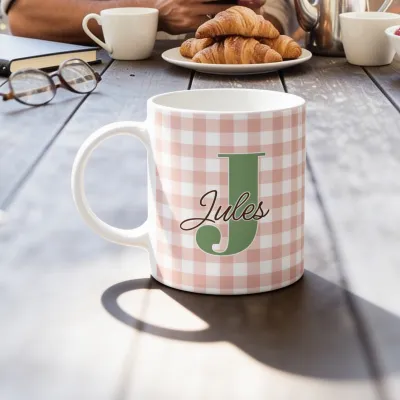 Mok met Initiaal en Naam in Pastel - Zondagsontbijt op het terras