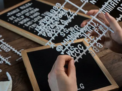 Filz Buchstabentafel (Holzrahmen)