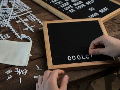 Filz Buchstabentafel (Holzrahmen)