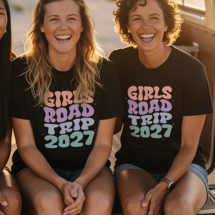 Groovy Retro T-shirt με Φουσκωτά Γράμματα και Προσωπικό Κείμενο - Roadtrip met de vriendinnen