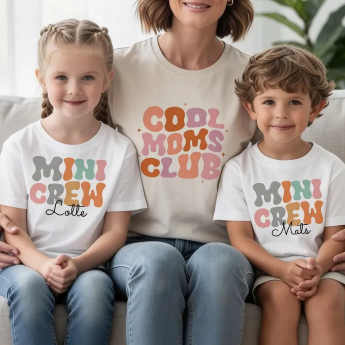 Groovy Bubbel Letters Retro T-shirt met Eigen Tekst - Zondagochtend met de hele crew