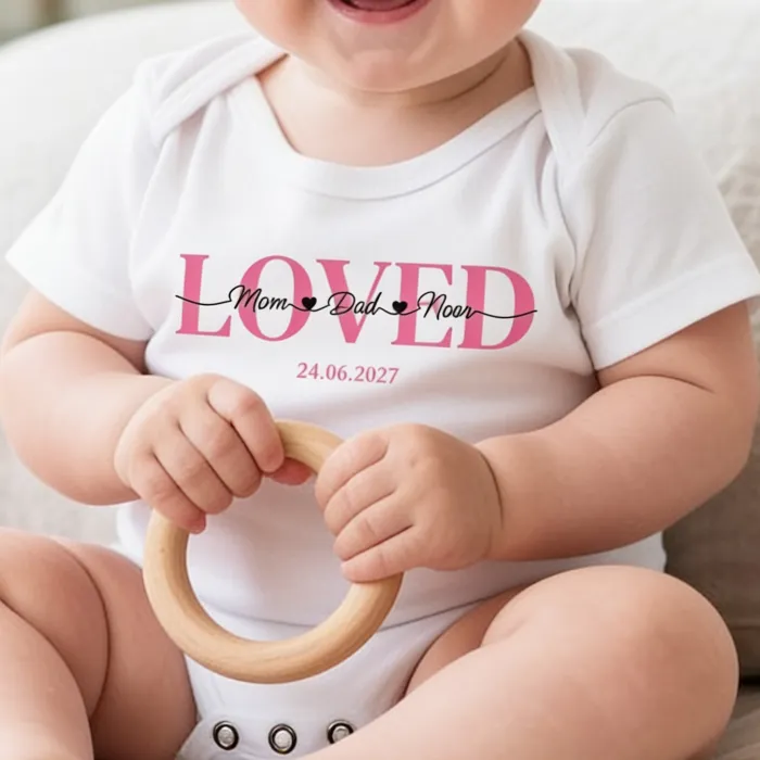 T-shirt Maman avec les Prénoms des Enfants - LOVED — romper met de namen van wie de baby graag ziet