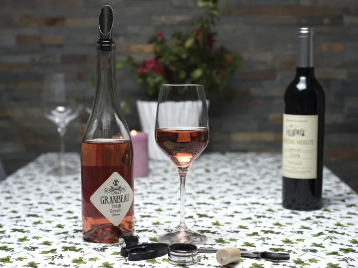 Flaschenöffner-Set in Weinflasche